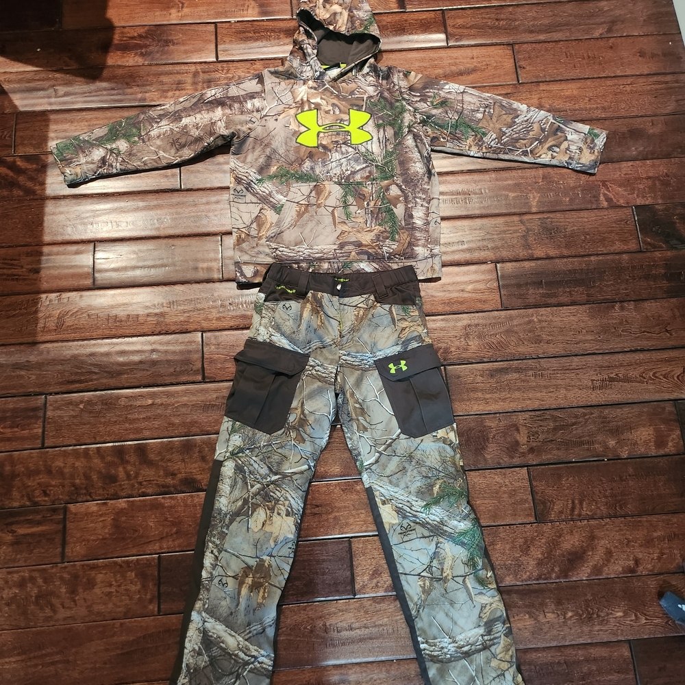 Youth Under Armour Camouflage Hunting Set, Real tree With Neon Accents